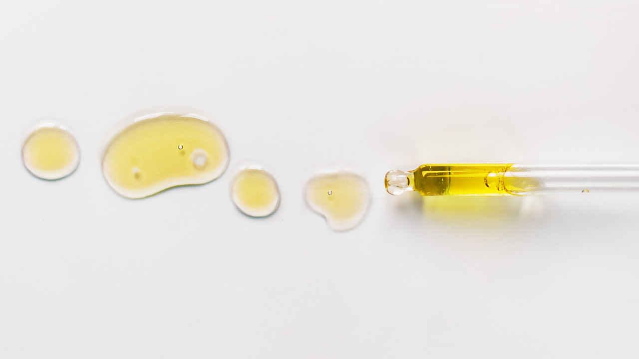 What Causes a Dry Scalp? Understanding the Signs, Triggers, & Solutions